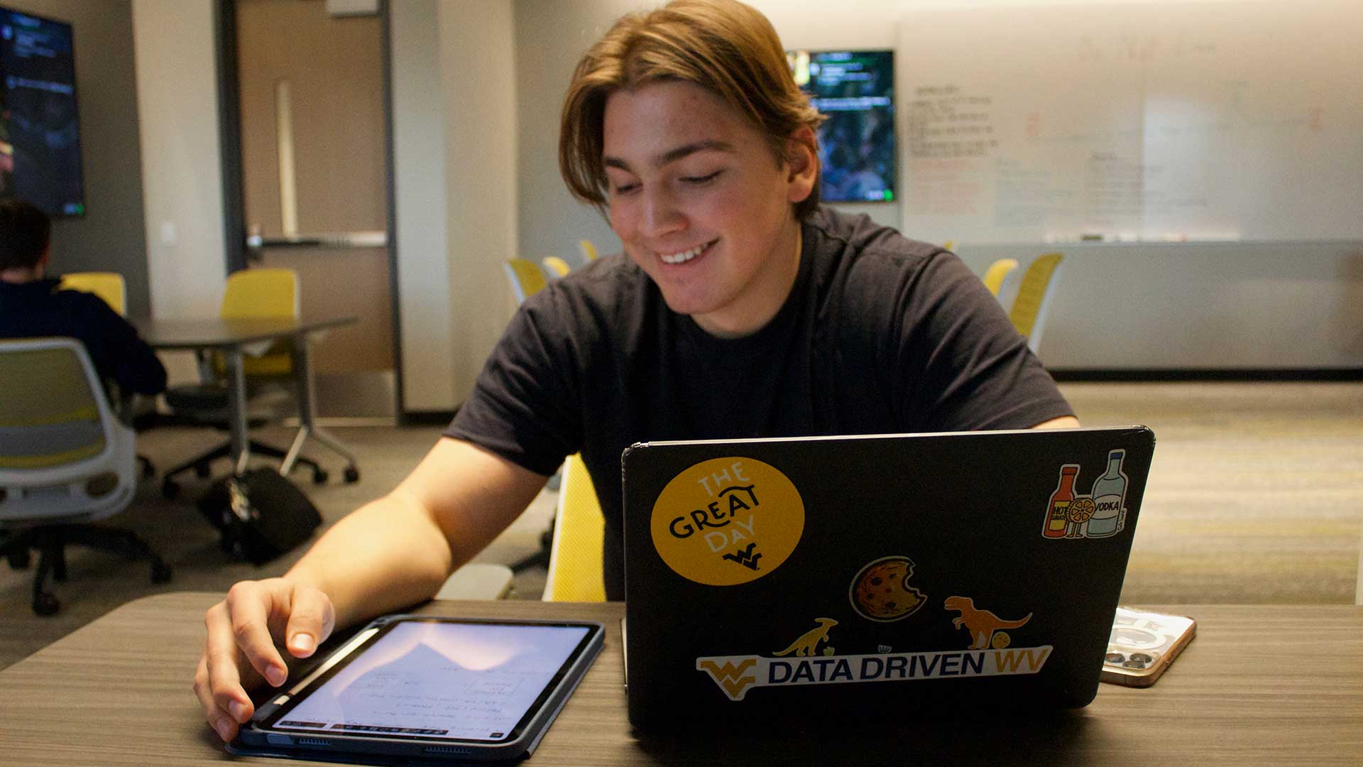 Leonardo Cuellar working with a laptop and tablet