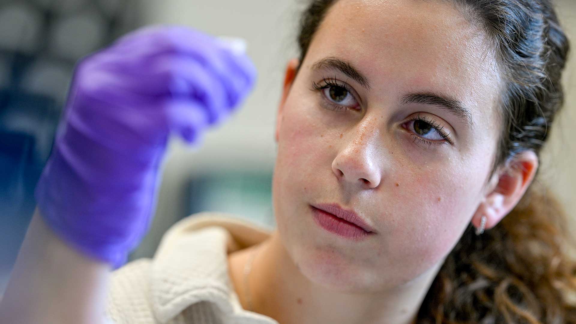 Isabella Linton in lab