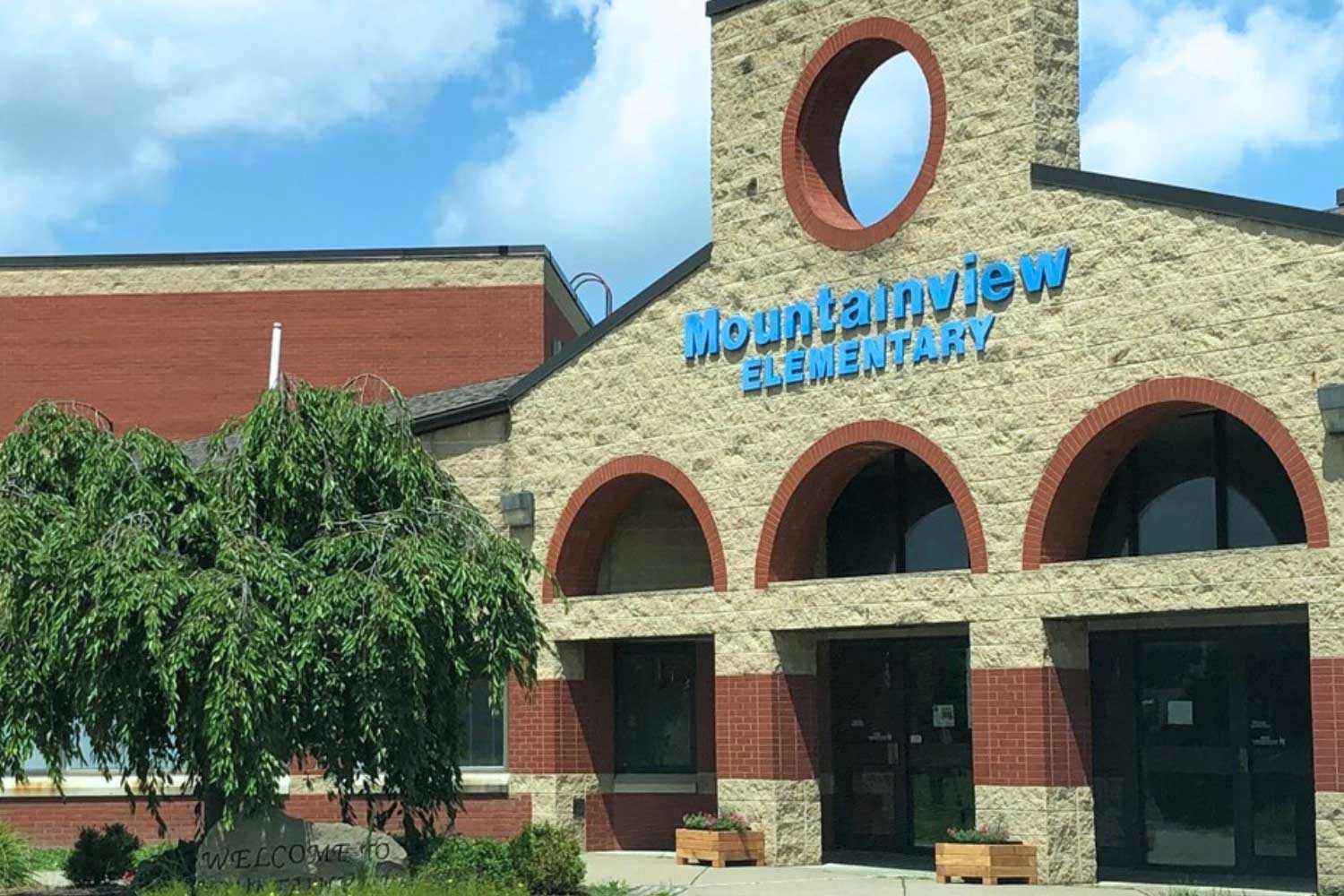 Mountainview Elementary School front entrance
